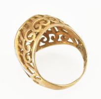 Arany / fehérarany (Au) 14 K gyűrű kővel, jelzés nélkül, méret: 50, bruttó: 5,5 g