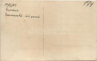 Románia, szarvasmarhát itató paraszt / WWI era, folklore, oxen. photo