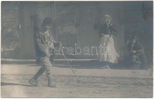 1916 Ploiesti, Ploesti, Ploesci; Romanian begger on the street. photo (gluemarks)