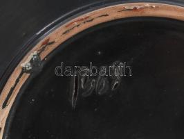 Iparművész falitál, fekete és piros mázakkal festett dísztál, sorszámozott, d: 30 cm