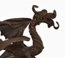 Ismeretlen iparművész: Sárkány. Patinázott bronz, jelzés nélkül, kis kopással, 14x10x15 cm