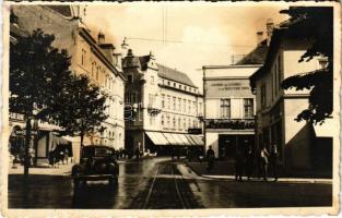 Nagyszeben, Hermannstadt, Sibiu; Mária királyné utca, autó, üzletek. Foto orig. E. Fischer 1940. / Strada Regina Maria / Königin Mariastrasse / street, automobile, shops (ragasztónyomok / gluemarks)