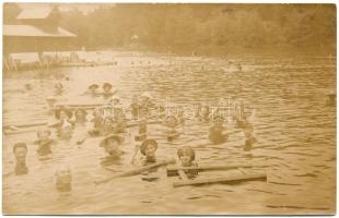 Szovátafürdő, Baile Sovata; fürdőzők fakerettel a tóban. Adler Viktor / spa guests bathing in the lake