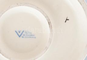 Hummel libákat etető kislány. Kézzel festett porcelán, jelzett, hibátlan, m: 15,5 cm