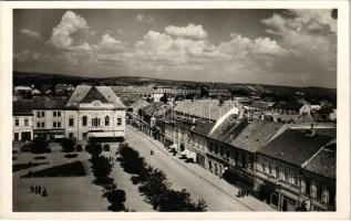 1941 Rimaszombat, Rimavská Sobota; Horthy Miklós tér, Hungária szálloda, kávéház és étterem, Klein Géza és Melczer Pál, Veres Ignác, Engel Zoltán Csillag áruház, Telesznicky Ferenc üzlete. Marosi József kiadása / square, shops, hotel, cafe and restaurant