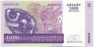 Madagaszkár 2004. 1000A / 5000Fr "B 5357513 H" T:UNC Madagascar 2004. 1000 Ariary / 5000 Francs "B 5357513 H" C:UNC  Krause 89.