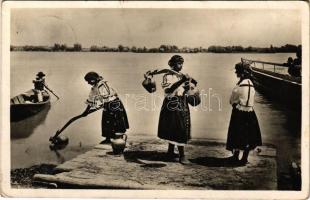 1942 Mohács, vízhordó leányok, folklór (EK)