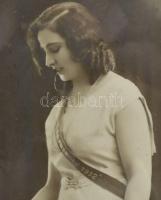 1932 Fiatal szépségkirálynő, "Miss Miskolc 1932" feliratú szalaggal, fotólap üvegezett fak...
