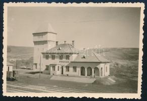 1940 Monorfalva (Erdély), vasútállomás, hátoldalon feliratozott fotó, 6×9 cm