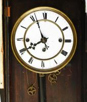 Antik negyedütős falióra, jó állapotú szerkezettel, súlyokkal, kulccsal. Fa teste néhol sérült, javí...