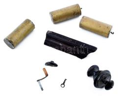 Antik negyedütős falióra, jó állapotú szerkezettel, súlyokkal, kulccsal. Fa teste néhol sérült, javí...