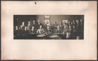cca 1930 Az Országos Testnevelési Tanács gyűlése, középen (ülő pozícióban) Klebelsberg Kuno (1875-1932) vallás- és közoktatásügyi miniszter, tőle balra Karafiáth Jenő (1883-1952) elnök. Fotó, kartonra kasírozva, a karton szélén kisebb lyukkal, 28,5x10 cm