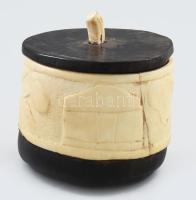 cca 1960-1970, Mozambik, csont faragvány dobozka. Csont, fa, kopással, 9x7x10 cm