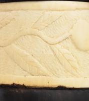 cca 1960-1970, Mozambik, csont faragvány dobozka. Csont, fa, kopással, 9x7x10 cm