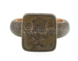 Antik fém pecsétgyűrű, belül arany (Au) betéttel nemesi címerrel m: 54