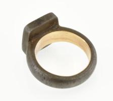 Antik fém pecsétgyűrű, belül arany (Au) betéttel nemesi címerrel m: 54