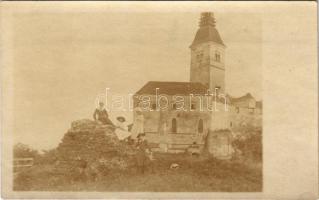 1919 Németújvár, Güssing; vár kirándulókkal / Schloss / castle with hiking family. photo