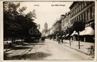 1931 Arad, Bul. Reg. Maria / sugárút, Bánáti bankegyesület, üzletek / street, bank, shops. photo (EK)