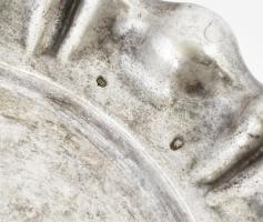 Ezüst (Ag) kerek tálca, jelzett, sérült, d: 20 cm, nettó: 132 g