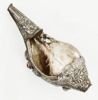 Tibeti kagylókürt türkizzel domborított alpakka borítással. 15 cm