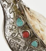 Tibeti kagylókürt türkizzel domborított alpakka borítással. 15 cm