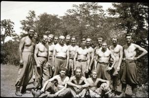 Izmos férfiak, fotónegatív, 6×9 cm