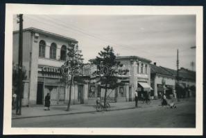 1960 Hajdúszoboszló, utcaképe cukrászdával, üzletekkel, fotó, 6×9 cm