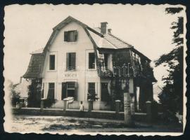 cca 1930 Hévíz, Katóka-villa, fotó, hátoldalán albumba ragasztás nyomaival, 5,5×7,5 cm
