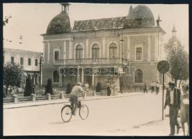 cca 1960-1*970 Komárom, utcakép, fotó, 6,5×9 cm