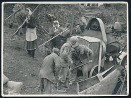 cca 1950-1960 Salgóbányai fürdő, munkások, fotó, hátoldalon feliratozva, 8,5×11,5 cm