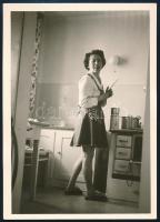 cca 1940-1950 Konyhatündér, fotó, 10,5×7,5 cm