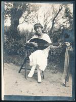 cca 1910 Lány mandolinnal, fotó, 12×8,5 cm