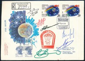 Szergej Avdejev (1956- ),Alekszandr Kaleri (1956- ), Anatolij Szolovjev (1948- ), Klaus-Dietrich Flade (1952- ), Alekszandr Viktorenko (1947- ), Alekszandr Volkov (1948- ) és Szergej Krikalev (1958- ) űrhajósok aláírásai emlékborítékon /  Signatures of Sergei Avdeyev (1956- ), Anatoliy Solovyev (1948- ), Klaus-Dietrich Flade (1952- ) German, Aleksandr Viktorenko (1947- ), Aleksandr Volkov (1948- ) and Sergei Krikalev (1958- )Aleksandr Kaleri (1956- ) Soviet astronauts on envelope