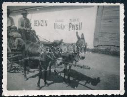 cca 1930-1940 Csacsifogat fotó, a háttérben a falon reklámokkal (Benzin, [H]áztartáshoz Henko, Mosáshoz Persil), 6x8 cm