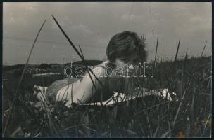 cca 1970 Lány a fűben, amatőr fotó, 9×14 cm