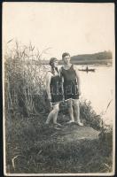 cca 1920 Fiatal pár fürdőruhában, fotólap, 13×9 cm