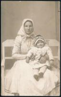 cca 1920 Fiatalasszony gyermekével, fotólap, 14×9 cm