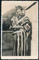 Gésa szobrot tartó, japán ruhába öltözött nő, fotólap, 13×9 cm