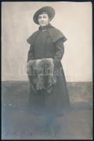 1916 Hölgy 2 db rókaprémmel, feliratozott fotólap, 13×9 cm