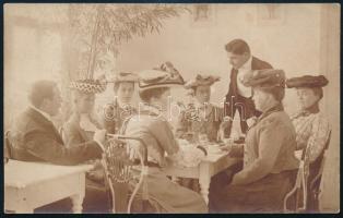 cca 1910 Hölgytársaság egy kávézóban, fotólap, 9×14 cm