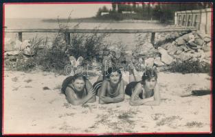 cca 1930 Balatonlelle, 3 lány a parton, fotólap, 9×13 cm