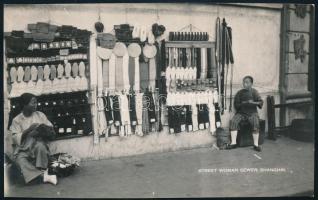 cca 1910 Sanghaj, utcai árusok, fotólap, 9×13 cm