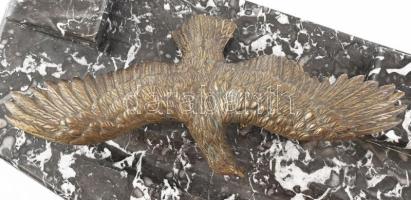 Márvány íróasztali készlet bronz sas szoborral. Tintatartóval (betét nélkül), tolltartóval két tappe...