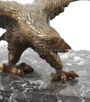 Márvány íróasztali készlet bronz sas szoborral. Tintatartóval (betét nélkül), tolltartóval két tappe...