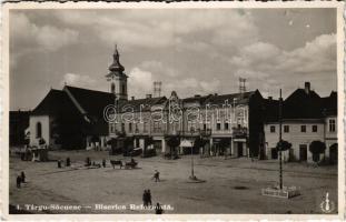 Kézdivásárhely, Targu Secuiesc; Fő tér, Református templom, országzászló, I. Nagy hentes, Jencsevics Arthur cukrászda, gyógyszertár, Turóczi, Ervin J., A. Páll Sándor és Földi üzlete / Biserica reformata / main square, Calvinist church, Hungarian flag, shops, butcher, pharmacy