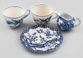 Japán porcelán kiöntő és tál + 2 darab hagymamintás csésze, közte Hüttl Tivadar. Tálon pattanással.