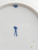 Meissen 15 darabos hagymamintás porcelán tétel, jelzéssel, sérüléssel, csészék, tálak, kiöntő