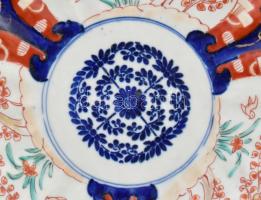 19. sz. vége, Arita japán dísztál, jelzés nélkül, pattanásokkal, fém szerelékkel, d: 22 cm