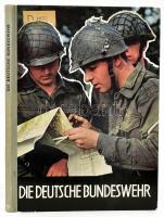 Die Deutsche Bundeswehr. Hrsg. von Harald Müller-Roland. Frankfurt am Main,1966,Bernard & Graefe. Német nyelven. Fekete-fehér képanyaggal. Kiadói félvászon-kötés, sérült gerinccel, volt könyvtári példány.