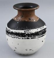 Gorka Lívia (1925-2011): Fehér-fekete-barna váza. Jelzett, hibátlan, m: 18,5 cm